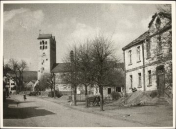 April 1945: Einzug der Amerikaner in Bad Fredeburg (Gemeinde Schmallenberg) - Kriegszerstörungen an der St.-Georg-Kirche und am Rathaus