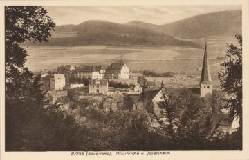 Bigge (Gemeinde Olsberg) mit der Pfarrkirche und dem Josefsheim, undatiert (1910er/1920er Jahre?)