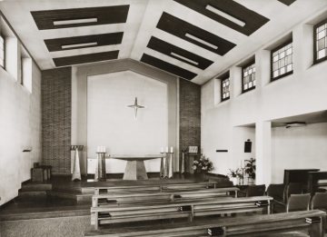 Innenansicht der Kapelle der Sauerland-Klinik in Hachen (Gemeinde Sundern), 1964 eröffnet, undatiert (1960er Jahre?)