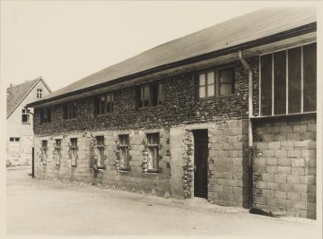 Teilansicht des Caritas-Kinderheimes in Schüren (Gemeinde Meschede), 1946 bis 1954 in den Gebäuden der Flugschule eingerichtet, Aufnahme um 1950