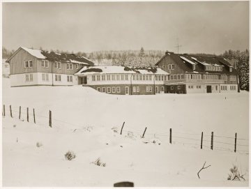 Das verschneite Freizeit- und Schullandheim "Haus am Ebbehang" in Valbert (Gemeinde Meinerzhagen)