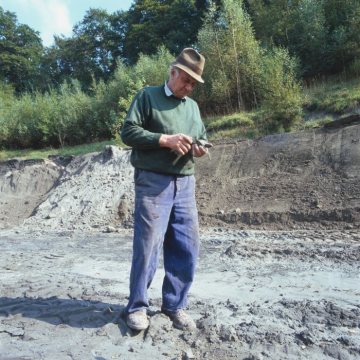 Lehmgrube bei der Ziegelei Siegeroth: Zieglermeister Siegeroth bei der Prüfung des Rohmaterials