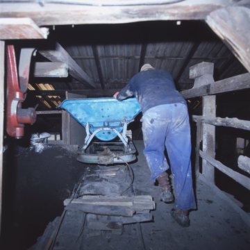 Ziegelei Siegeroth: Anfahren einer Lehmlore an die Grobwalze