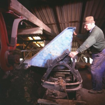 Ziegelei Siegeroth: Ziegler beim Abkippen einer Lehmlore in die Grobwalze
