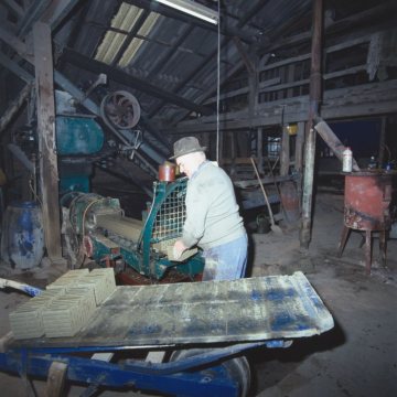 Ziegelei Siegeroth: Ziegler beim Schneiden von Rohlingen aus dem Lehmstrang im "Abschneider"
