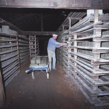Ziegelei Siegeroth, Trockenlager: Ziegler beim Stapeln der Rohlinge zum mehrwöchigen Trocknen