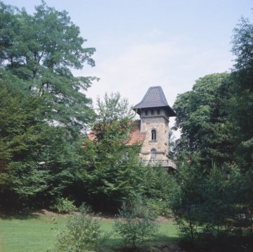 Die Tuckesburg, erbaut 1892 für Prof. Hermann Landois, Gründer des Zoologischen Gartens zu Münster (1871), nach seinen Vorstellungen auf dem „Weyheschen Hügel“ am Rande des Zoogeländes zwischen Promenade, Himmelreichallee und Hüfferstraße.