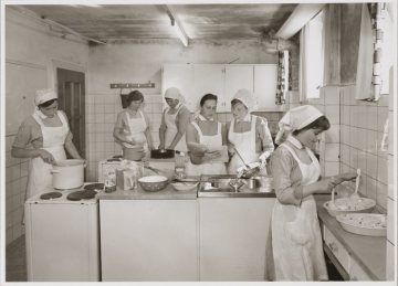 Küchenarbeit in der Evangelischen Pflegevorschule "Maria-Martha-Haus" in Dorlar (Gemeinde Schmallenberg), undatiert (1960er Jahre?)