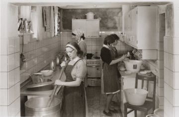 Küchenarbeit in der Evangelischen Pflegevorschule "Maria-Martha-Haus" in Dorlar (Gemeinde Schmallenberg), undatiert (1960er Jahre?)