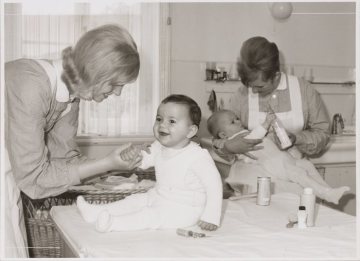 Eindrücke aus der Evangelischen Pflegevorschule "Maria-Martha-Haus" in Dorlar (Stadt Schmallenberg), undatiert (1960er Jahre?): Babypflege