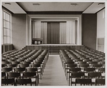 Aula der Bauernhochschule in Bad Fredeburg (Gemeinde Schmallenberg), 1948 bis 2003, heute Musikbildungszentrum Südwestfalen, undatiert (1960er Jahre?)