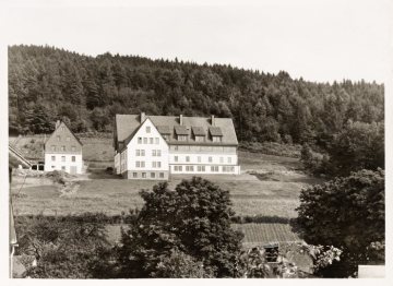 Blick zum Caritasheim St.-Raphael in Bad Fredeburg (Gemeinde Schmallenberg)