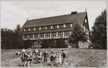 Die Jugendherberge in Bielefeld-Sieker, Kinder beim Kreistanz, undatiert (1960er Jahre?)