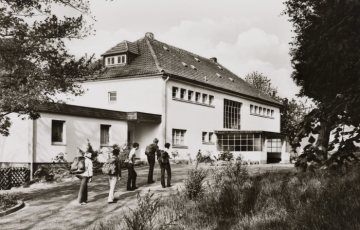 Die Jugendherberge in Hilchenbach mit ankommender Wandergruppe, undatiert (1960er Jahre?)