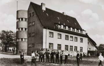 Jugengruppe beim Ballspielen vor der Jugendherberge in Hohenlimburg (Gemeinde Hagen), undatiert (1950er/1960er Jahre?)