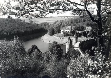 Blick auf die Versetalsperre bei Lüdenscheid mit dem Gasthof "Obere Versetalsperre" im Hintergrund