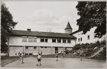 Spielende Kinder im Innenhof der Jugendherberge in Siegen, undatiert (1960er Jahre?)