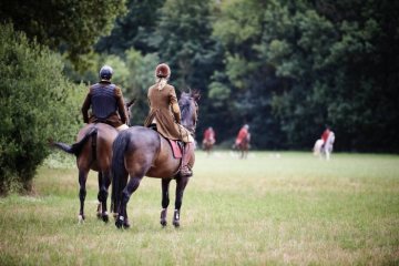 Ende einer Schleppjagd der Pferdesportfreunde Dorffeld e. V. Alverskirchen, August 2019: Das Schleppleger-Duo erwartet die Jagdgesellschaft auf dem Zielfeld.