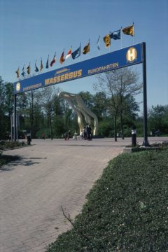 Zugang zur Wasserbushaltestelle am Allwetterzoo - im Hintergrund: Skulptur auf dem Zoovorplatz