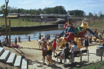 Allwetterzoo: Belebter Kinderspielplatz