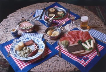 Regionale Küche: Gedeckte Tafel mit westfälischen Spezialitäten