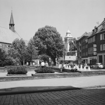 Springbrunnen an der Bogenstraße mit Blick in die Neubrückenstraße Richtung Martini-Kirche