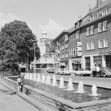 Springbrunnen an der Bogenstraße mit Blick in die Neubrückenstraße Richtung Martini-Kirche