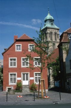 Gebäude von 1763 an der Martinistraße 2, Sitz des Hölker-Verlages. Im Hintergrund die Martini-Kirche