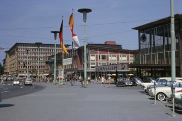 Hauptbahnhof mit Blick zum Verwaltungsgebäude der Bundesbahndirektion, erbaut 1954
