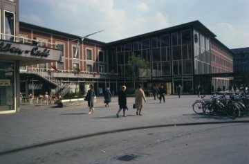 Hauptbahnhof, Eingangsfront mit Bahnhofsplatz