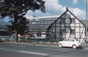 Fachwerkhaus an der Weseler Straße mit Blick auf das Gebäude der Westdeutschen Lotterie GmbH