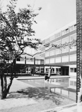 Gebäude der Westdeutschen Lotterie GmbH mit Skulptur "Traum" von Bernhard Heiliger, 1959