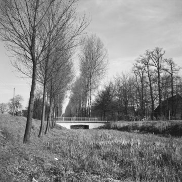 Übergrüntes Kanalbett des ehemaligen Max-Clemens-Kanals an der Kanalstraße östlich von Münster-Kinderhaus mit Brückenübergang Bröderichweg