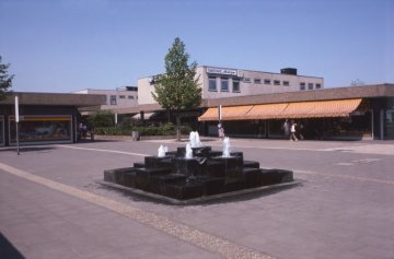 Einkaufszentrum Coerdemarkt, eröffnet 1966, mit "Spielbrunnen in Coerde" von Werner Schoemen, errichtet 1973