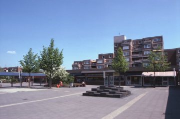 Einkaufszentrum Coerdemarkt, eröffnet 1966, mit "Spielbrunnen in Coerde" von W. Schoemen, errichtet 1973
