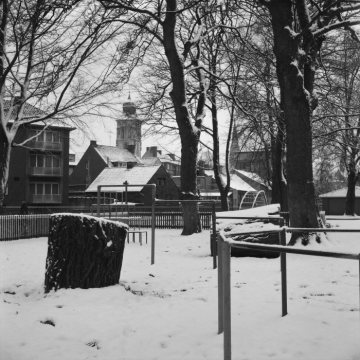 Verschneiter Kinderspielplatz an der Promenade Höhe Coerdeplatz