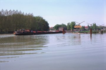 Dortmund-Ems-Kanal, Schleuse Münster: Frachtschiff bei der Einfahrt in das Schleusenbecken