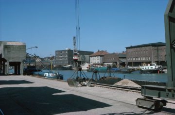 Verladekai im Stadthafen mit Blick über das Hafenbecken