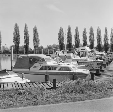 Dortmund-Ems-Kanal: Motorboote im Yachthafen