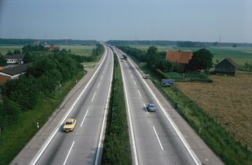 Landschaftsblick mit Autobahn A 1 im Norden der Stadt