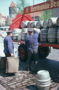 Bierkutsche der Germania-Brauerei: Kutscher beim Entladen der Bierfässer