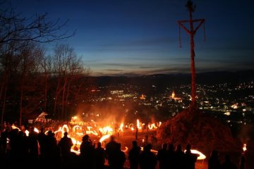 Osterfeuerbrauch in Attendorn: Ostersonntag - Fakelschwenken am Osterkreuz ("Poskekreuz"), Zeremonie kurz vor dem Inbrandsetzen des Kreuzes um 21 Uhr