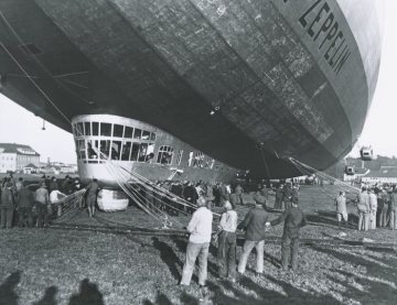 Luftschiff LZ 127 Graf Zeppelin, in Betrieb 1928-1940: Landemanöver des 236 m langen und 30 m hohen Luftschiffes unter Einsatz einer Haltemannschaft, Aufnahme undatiert, um 1930?