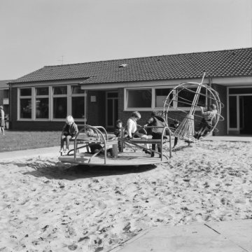 Belebter Spielplatz des Hörbehinderten-Kindergartens am Bröderichweg, Kinderhaus