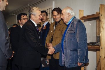 Bundespräsident Gauck begrüßt Lev Frankfurt (ehem. Kriegsgefangener Stalag 326); im Hintergrund: Christoph Ernst