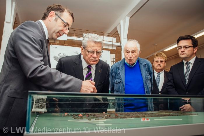 11_6031 70 Jahre Kriegsende: Besuch von Bundespräsident Gauck in der Gedenkstätte Stalag 326 (VI K) Senne am 06.05.2015