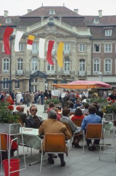 Stadtfest "Münsterwoche": Fahnengeschmückte Salzstraße mit Café am Erbdrostenhof