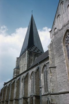 St. Georg-Kirche, Seitenansicht mit Turm