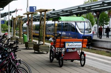 Wolfgang Kosubek: "Umweltfreundliche Räder" im Bahnhof Halle/Westfalen - Radstation und "Haller Willem", Zug der NordWestBahn zwischen Osnabrück und Bielefeld