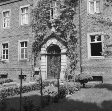 Antoniusheim, Alten- und Obdachlosenheim: Eingangsportal des Hauptgebäudes